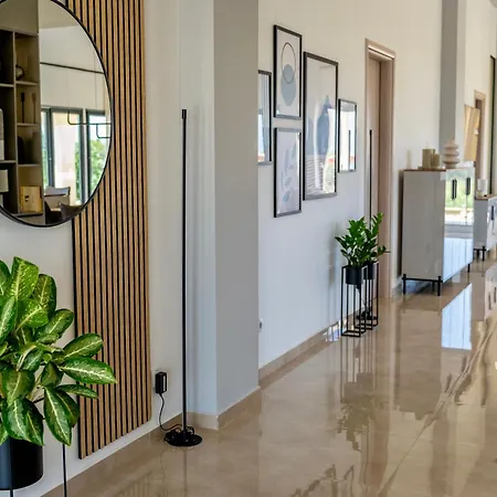 Vilă Selena Front Loft - With Private Pool & Garden *