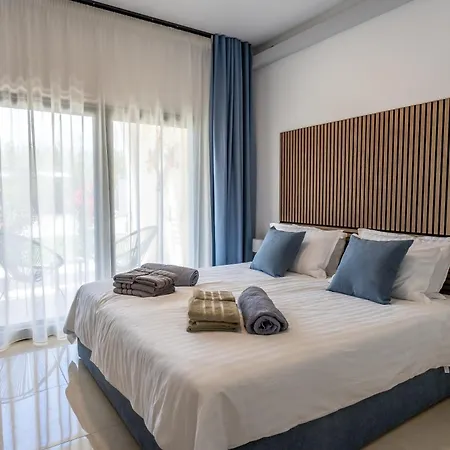 Selena Front Loft - With Private Pool & Garden