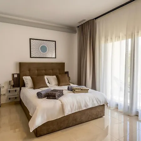Vilă Selena Front Loft - With Private Pool & Garden *