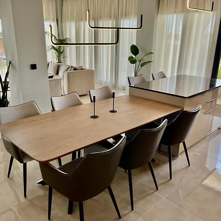 Selena Front Loft - With Private Pool & Garden *