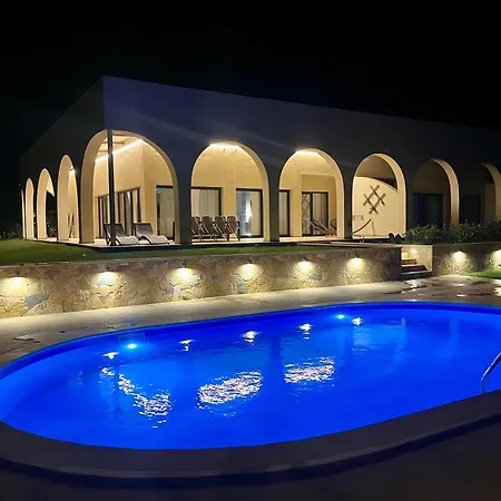 Selena Front Loft - With Private Pool & Garden Villa