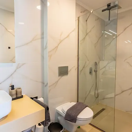 Selena Front Loft - With Private Pool & Garden *