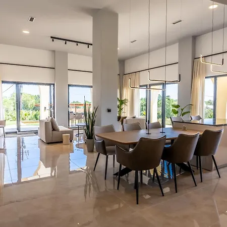 Villa Selena Front Loft - With Private Pool & Garden