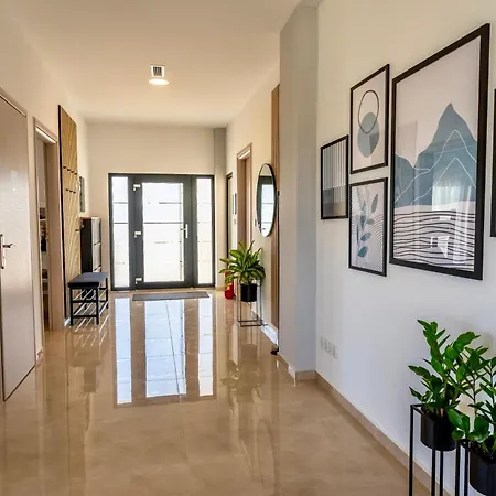 Selena Front Loft - With Private Pool & Garden